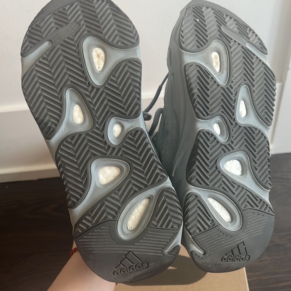 Yeezy Boost 700 Hospital Blue - Picture 6 of 11